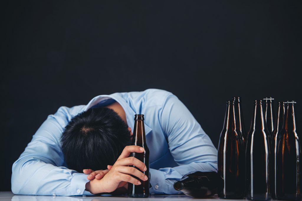 Jakie są fazy alkoholizmu i czemu nie każdy ma tego świadomość?